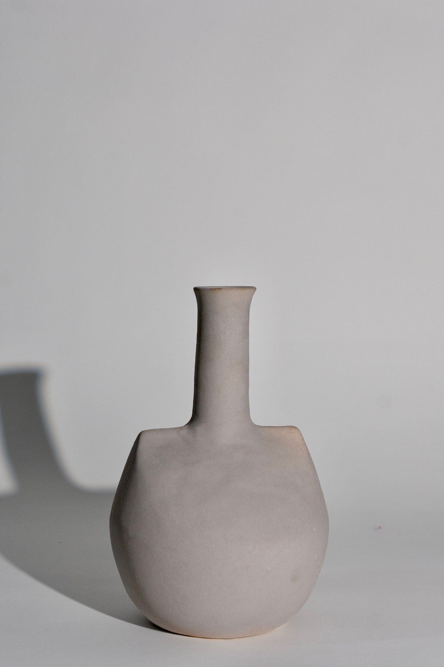 Silent Curve Bottle Vase – Sculpted Silence Collection